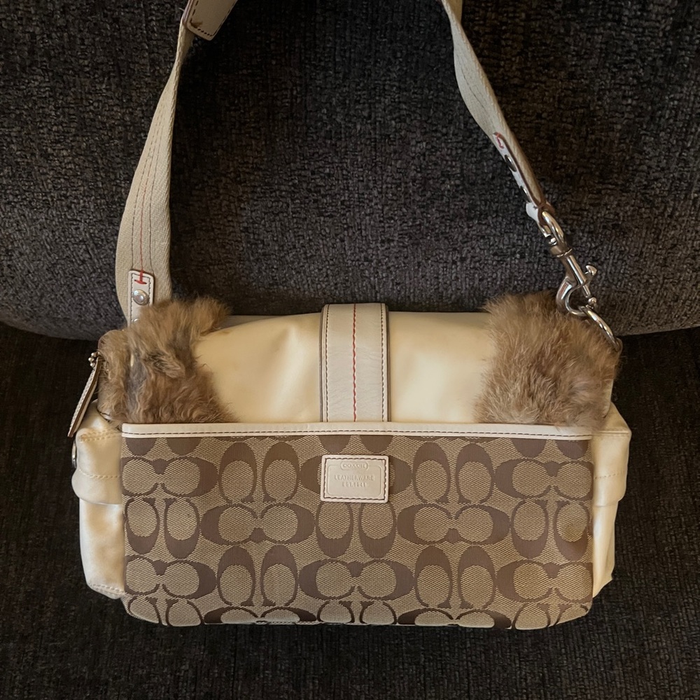 White Coach ski signature shoulder bag with fur - Picture 11 of 11